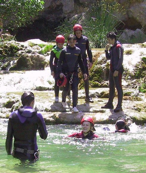 Unos jóvenes realizan descenso de cañones en la Cerrada de Utrero, en el parque natural de la Sierra de Cazorla, Segura y las Villas.