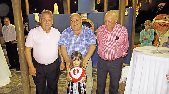 Tinas, Oruezábal y Heredia, con el balón. 