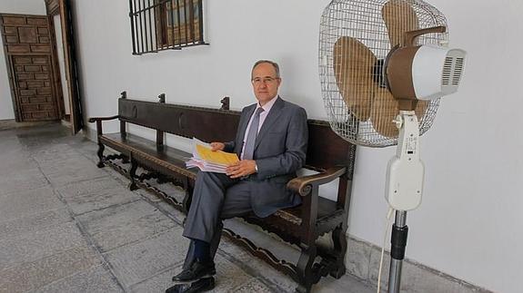 El magistrado Rafael Toledano, en el patio de la Real Chancillería, sede del TSJA. 