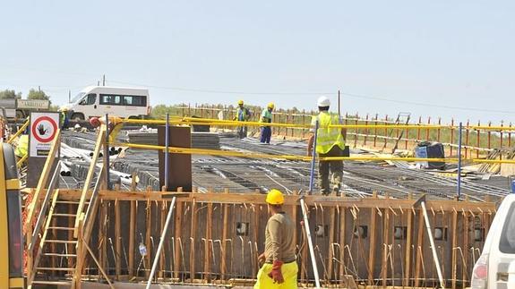 Obras de la autovía A-32 en la rotonda de Jabalquinto.