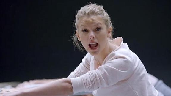 Taylor Swift vacía el armario en su nuevo vídeo 'Shake it Off'