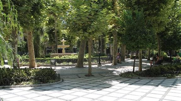 Paseos radiales, variada vegetación y la fuente de marmol de Plaza de la Trinidad.