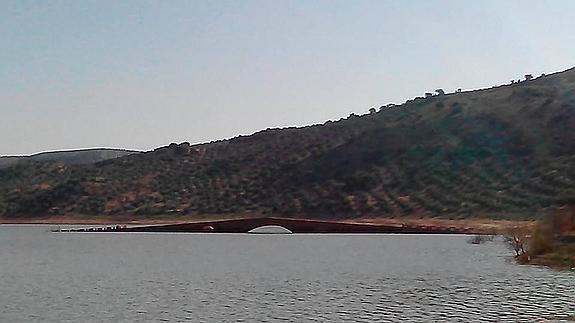 Imagen tomada hace días en el Giribaile donde se puede ver el arco central del puente, que queda ya sobre la superficie.