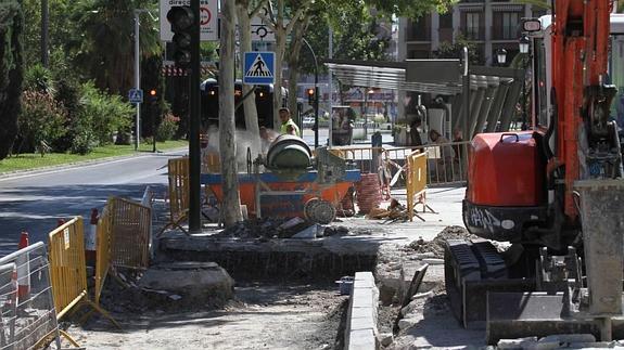 Operarios levantan la acera para ampliar la parada de autobús del Paseo del Violón.