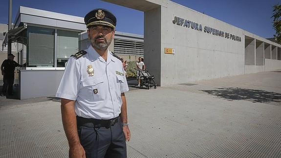 Jesús Redondo Sanz posa para IDEAL ante la Jefatura Superior de Policía de Andalucía Oriental.