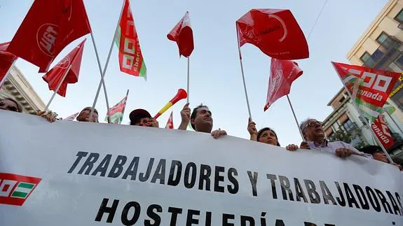 Trabajadores de la hostelería se concentraron ayer en defensa de sus reivindicaciones.