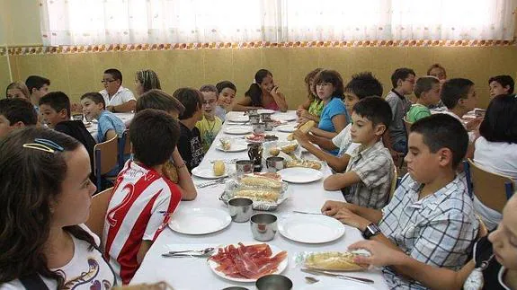 Alumnos del colegio Europa desayunan en su colegio 