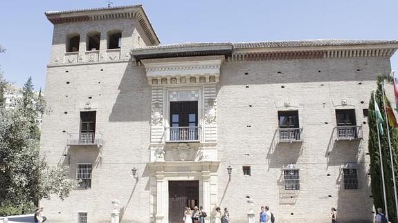 Fachada del Palacio de los Córdova, con su peculiar portada.
