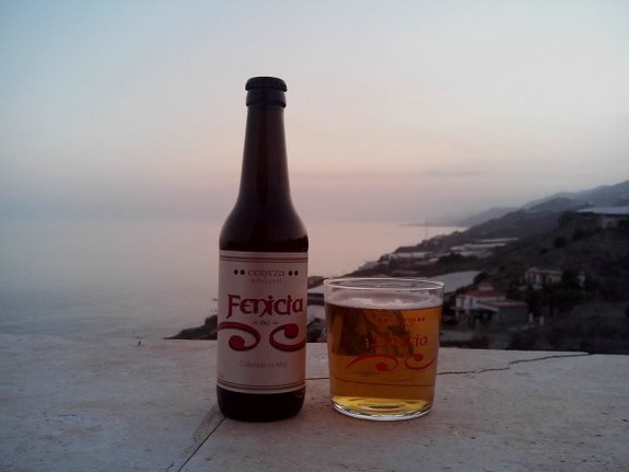 La primera cerveza artesanal que se fabrica en Adra lleva por nombre Fenicia y puede adquirirse en distintos establecimientos.