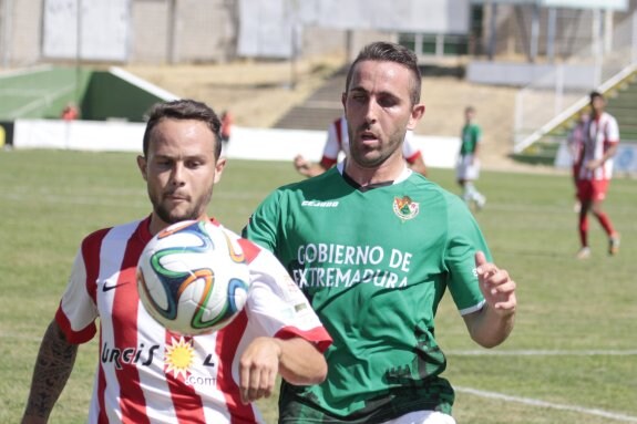 Iván Sánchez controla el balón, pese a la marca del defensa Toni.