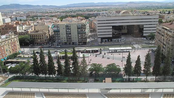 En primer plano, nueva explanada delantera del hospital, con accesos a la izquierda y en el centro.