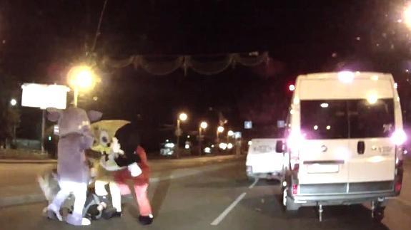 Bob Esponja y Mickey Mouse dan una paliza a un conductor