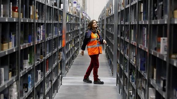 Una trabajadora del centro logístico de Amazon en San Fernando de Henares, el primer centro en España del gigante de la venta electrónica. 