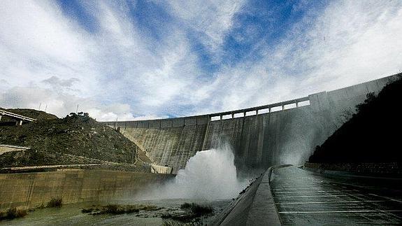 La presa desembolsa agua 