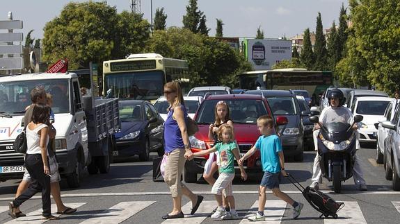 A los padres que sigan usando el coche se les pide evitar dobles filas. 