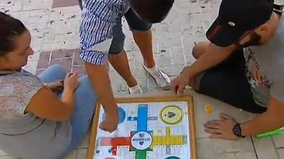 Multados ocho jóvenes por "jugar al parchís de madrugada" en una plaza de Málaga