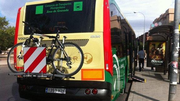 El nuevo autobús, con el portabicicletas 