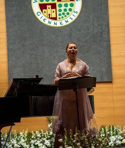 Montserrat Martí Caballé en el escenario del Aula Magna.