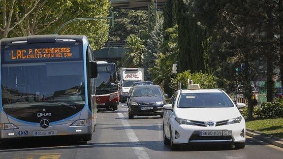 Un autobús de la LAC circula por el Paseo del Violón 