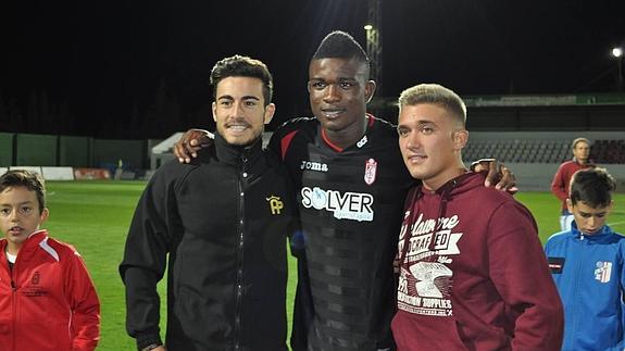 Córdoba, que marcó dos goles, se fotografió con los aficionados bastetanos.