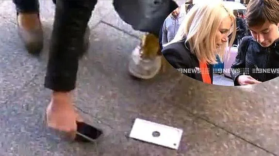 Increíble: Uno de los primeros compradores del iPhone 6 lo muestra en directo y se le cae al suelo