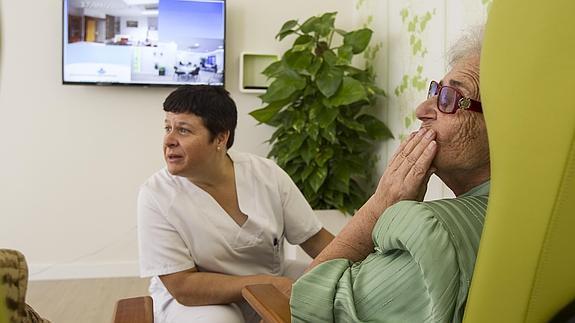Profesionales de la medicina y terapeutas ocupacionales trabajan a diario con los mayores.