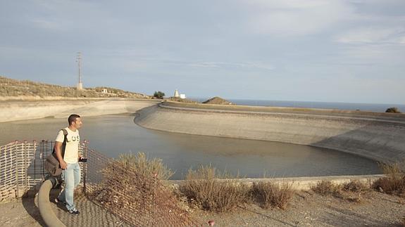 La balsa de Castell, que suministra al valle, está dejando de recibir el agua de riego. 