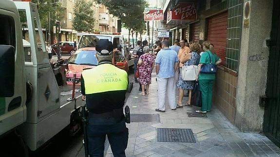 La grúa retira un vehículo con presencia de un policía local. 