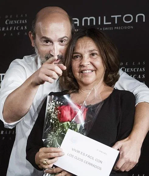 El actor protagonista de " Vivir es fácil con los ojos cerrados", Javier Cámara (i), y la productora, Cristina Huete (d), tras conocer que la película de David Trueba ha sido seleccionada por la Academia de Cine para representar a España en la 87 edición de los Premios Óscar 