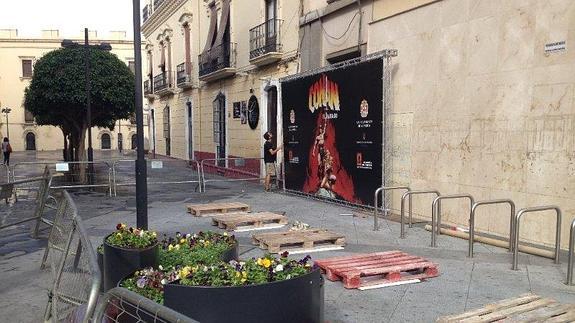 Un trabajador dda los últimos retorques al cartel de Conan 