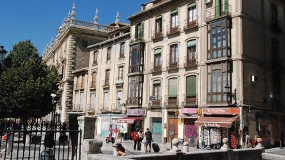 Un edificio catalogado junto a la Real Chancillería de Granada sale a la venta por seis millones