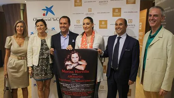 Marina Heredia, en el centro, junto a representantes de las empresas patrocinadoras.