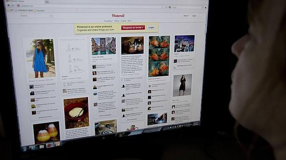 Una usuaria consulta su perfil en Pinterest.