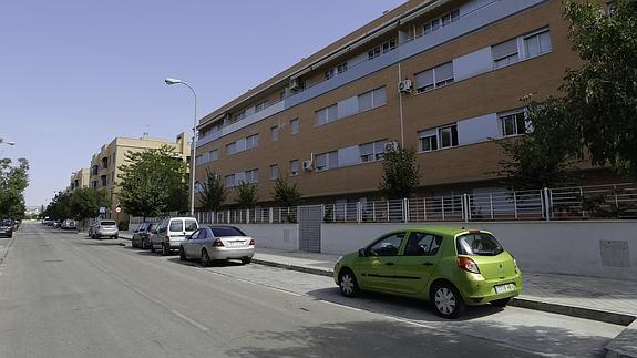 Fachada del edificio Algarve, que presenta defectos en su cubierta y en la fachada.