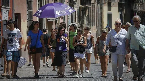 Turistas siguen a una guía 