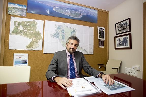 Gerardo Esteva, en su despacho motrileño, desde donde lleva casos de presos españoles en Ecuador.