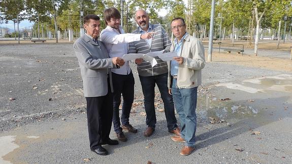 Miembros de la directiva de los caseteros examinan los planos del recinto. 