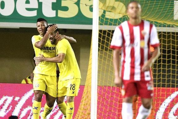El delantero nigeriano del Villarreal Uche (i) es felicitado por Costa (c) tras marcar ante el Almería