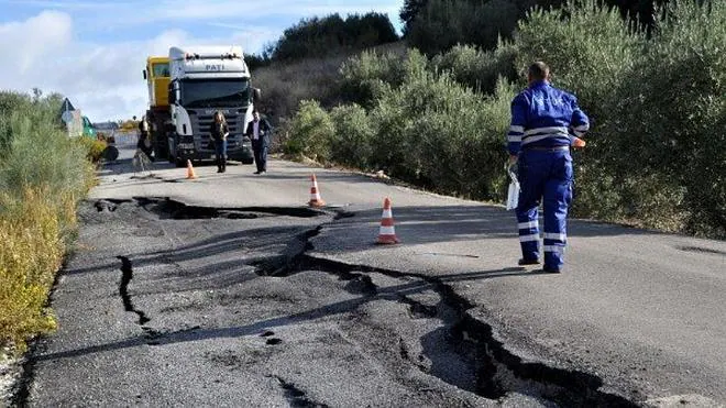 Empieza la obra que evitará los continuos cortes en la carretera entre Zagra y Fuentes de Cesna