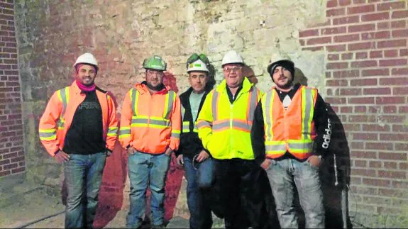 Paco Martos, segundo por la izquierda, junto a los compañeros que estaba durante el tiroteo.