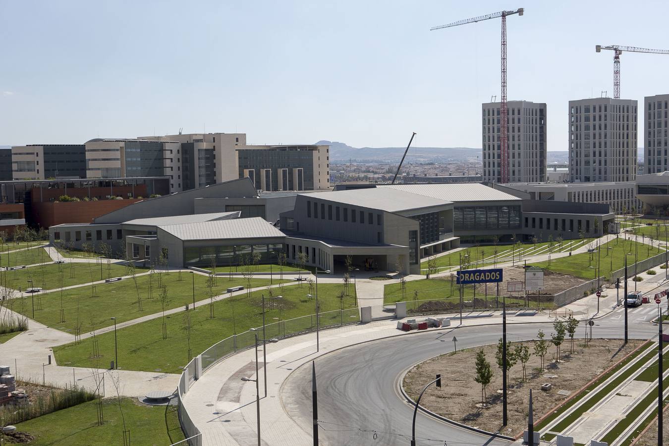 El vial que piden los comerciantes atravesaría la zona verde que linda con la curva de la rotonda en la imagen. 