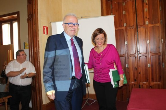 El consejero de Economía, José Sánchez Maldonado, junto a Sonia Ferrer.