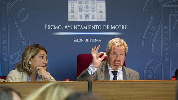 García Fuentes explica gráficamente, moneda en mano, la subida del agua. 