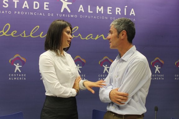 La diputada provincial de Deportes, Ángeles Martínez, junto a Martín Fiz, en la presentación de la prueba, ayer.