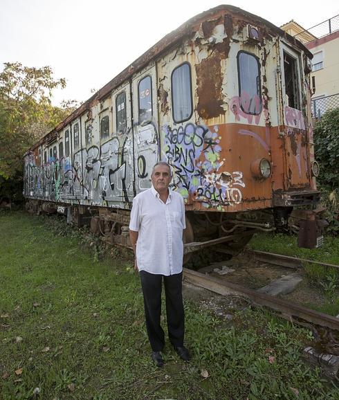 Francisco Rozúa todavía conserva la locomotora en una parcela del centro de la localidad. 