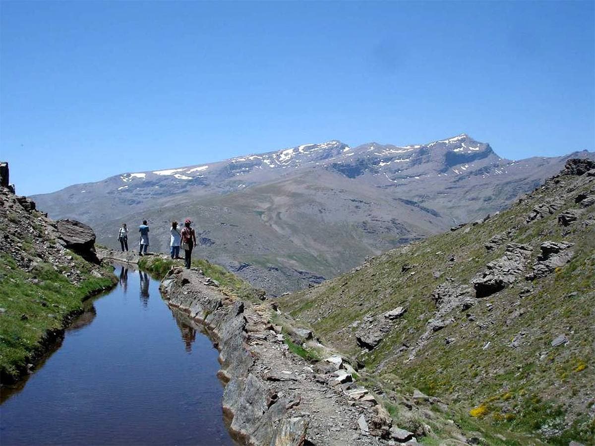 Las acequias tradicionales de las laderas de Sierra Nevada son la clave para regenerar los acuíferos.
