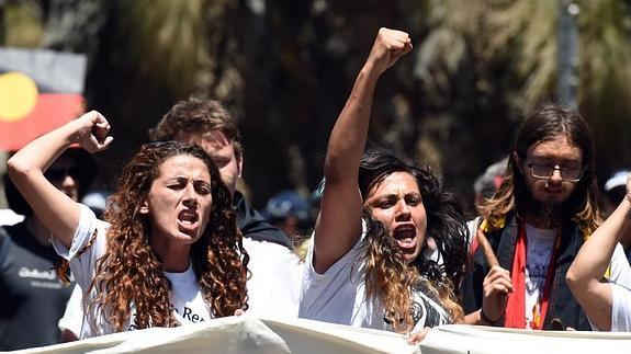 Manifestantes marchan contra el daño ambiental, como parte de una serie de protestas en demanda de inconformidades previas a la cumbre de líderes del G20. 