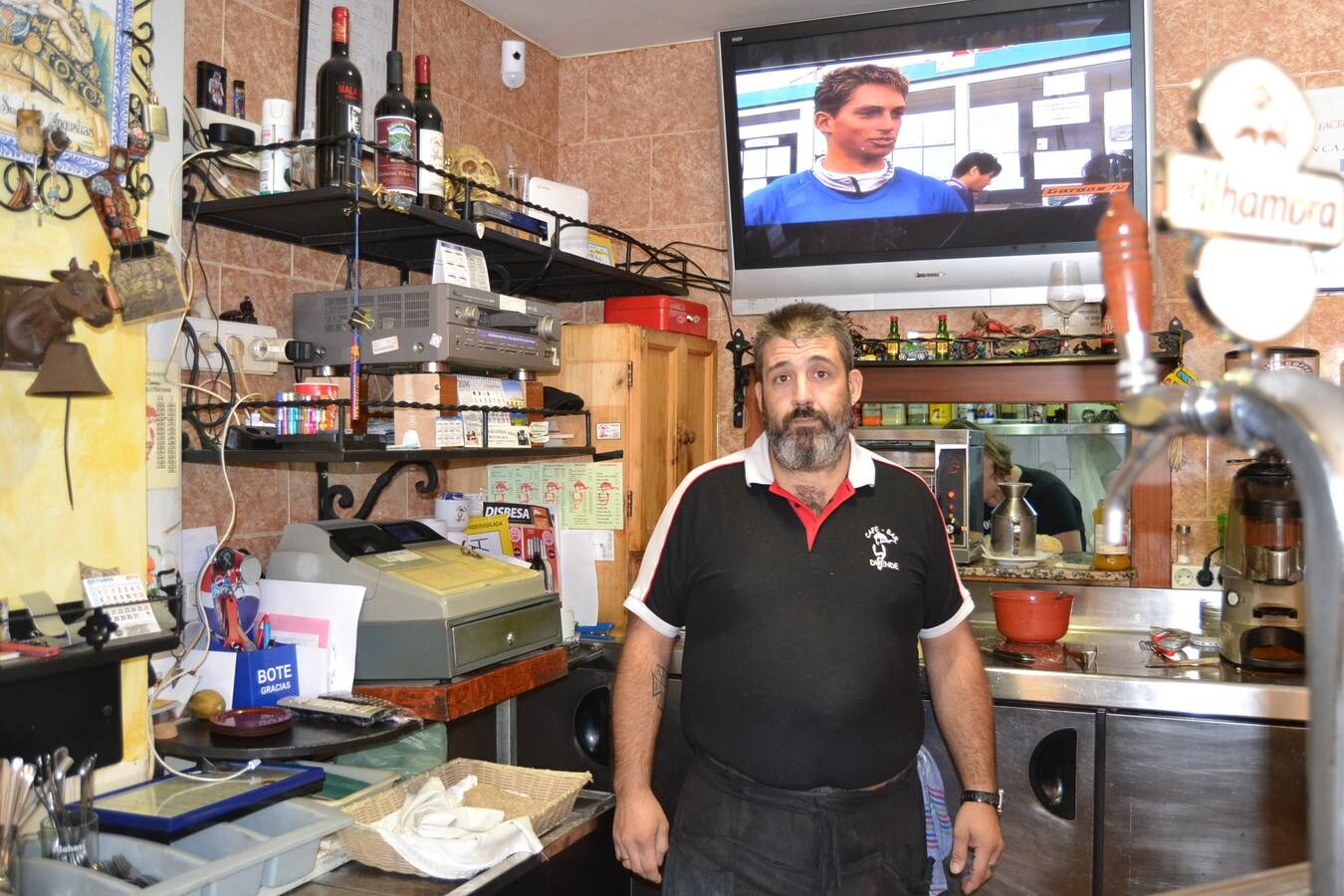 Isaac Barranco, en su bar cafetería de Vegas del Genil.
