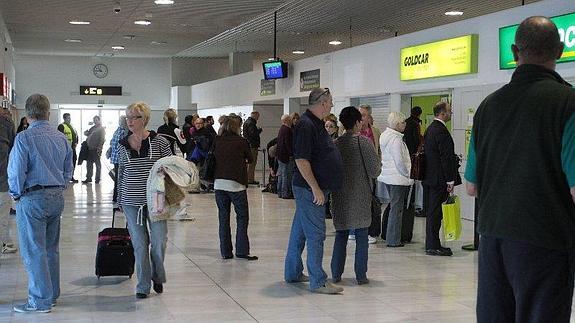 Pasajeros en el aeropuerto de Almería 