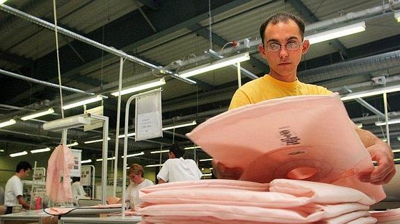 Empleados de Takata manipulan unos airbags en la factoría de Rumanía 